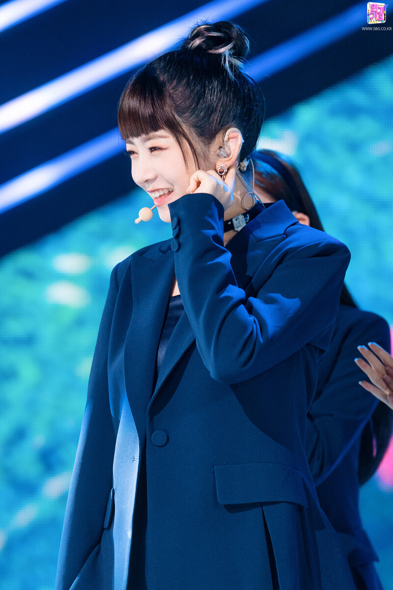 220109 IVE Rei - 'ELEVEN' at Inkigayo documents 10