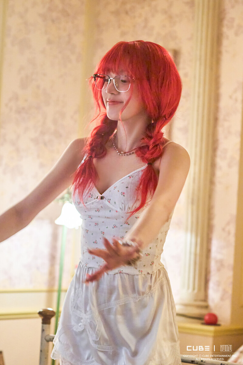 YUQI 'Freak' MV - Behind Photos documents 7