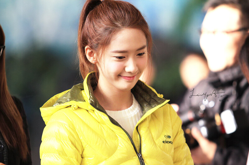 130204 Girls' Generation YoonA at Gimpo Airport documents 2