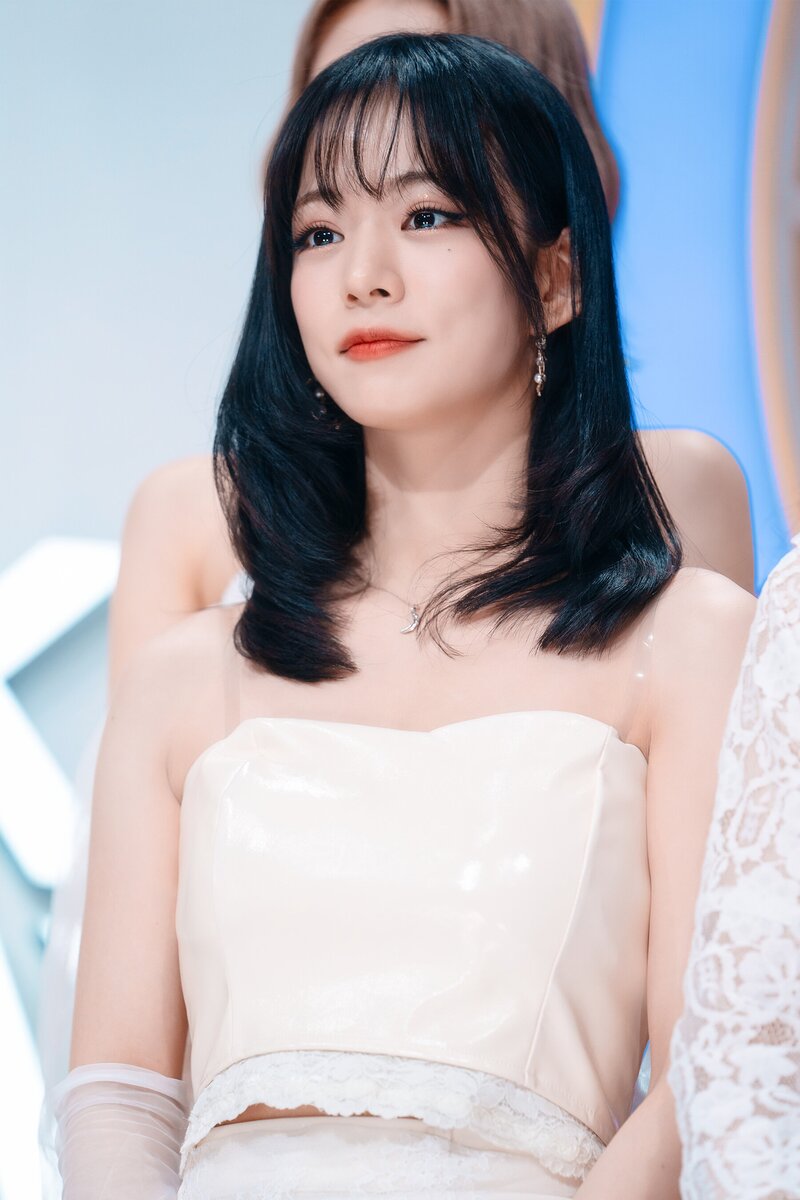 220123 fromis_9 Chaeyoung - 'DM' at Inkigayo documents 8