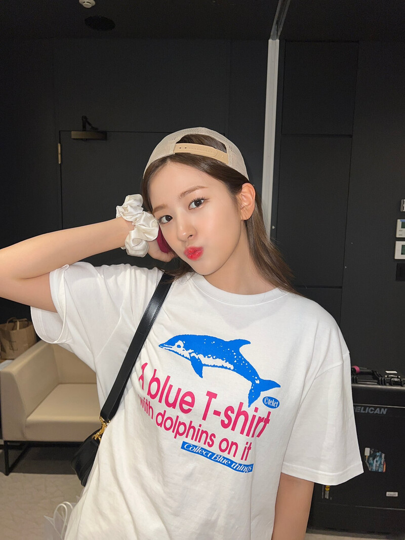 220802 IVE Twitter Update - Yujin documents 2