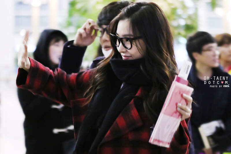 140110 Girls' Generation Tiffany at Incheon Airport documents 1