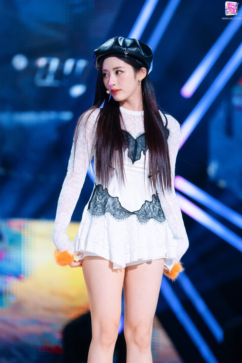 220130 fromis_9 Jiwon - 'DM' at Inkigayo documents 14