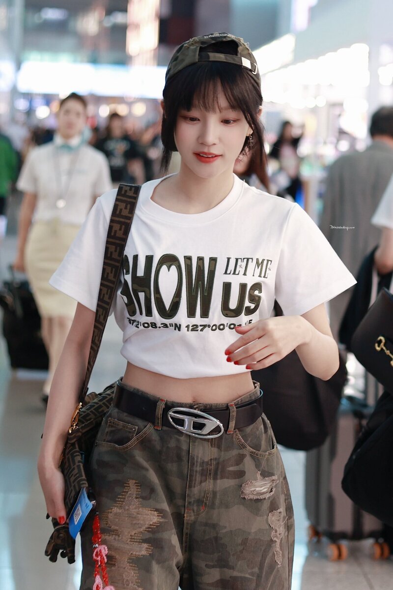240618 (G)I-DLE Yuqi at Incheon International Airport documents 16