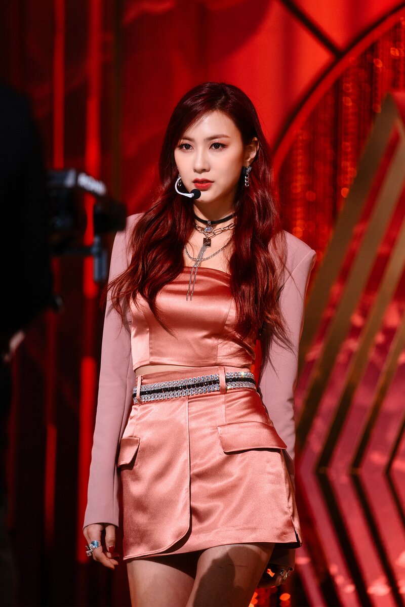 220220 Apink Hayoung - 'Dilemma' at Inkigayo documents 17