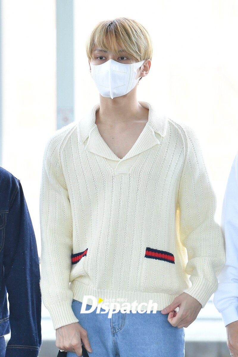 220502 SEVENTEEN at SEVENTEEN at Incheon International Airport heading to Japan documents 6