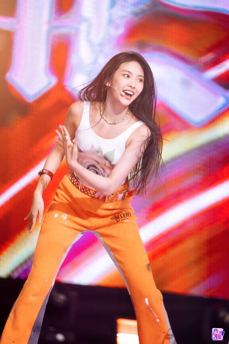 220814 NewJeans Hyein - 'Attention' at Inkigayo documents 6