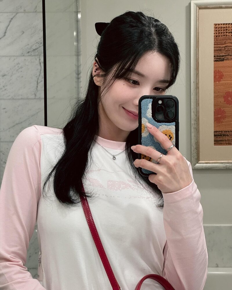 240207 Kwon Eunbi - Instagram Update with Kim Minju documents 6