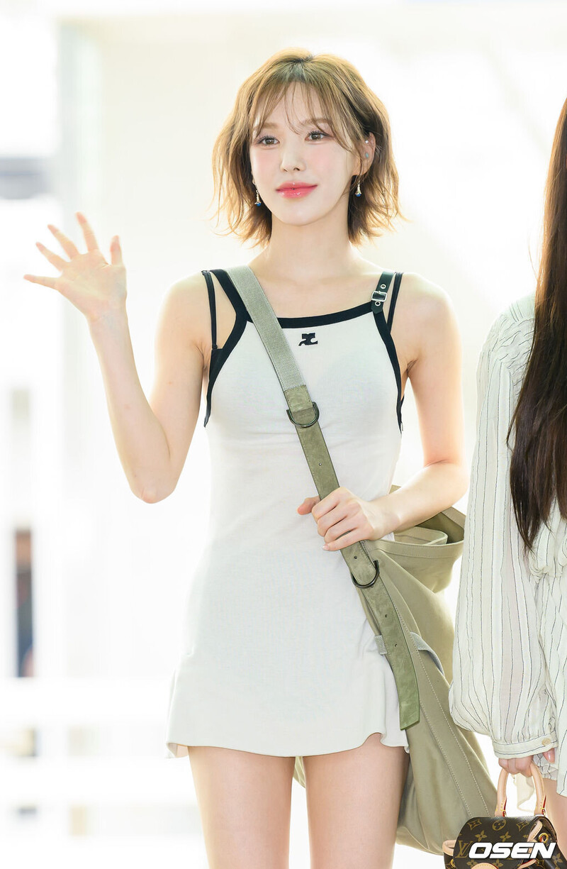 240712 Red Velvet Wendy at Incheon International Airport documents 1