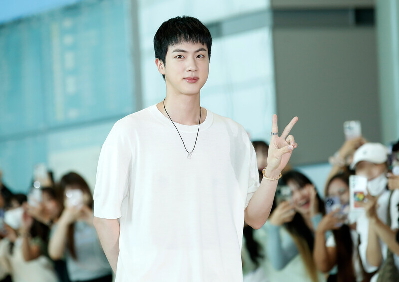 240711 BTS Jin at Incheon International Airport documents 5