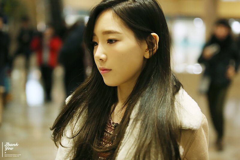 150114 Girls' Generation Taeyeon at Gimpo Airport documents 11