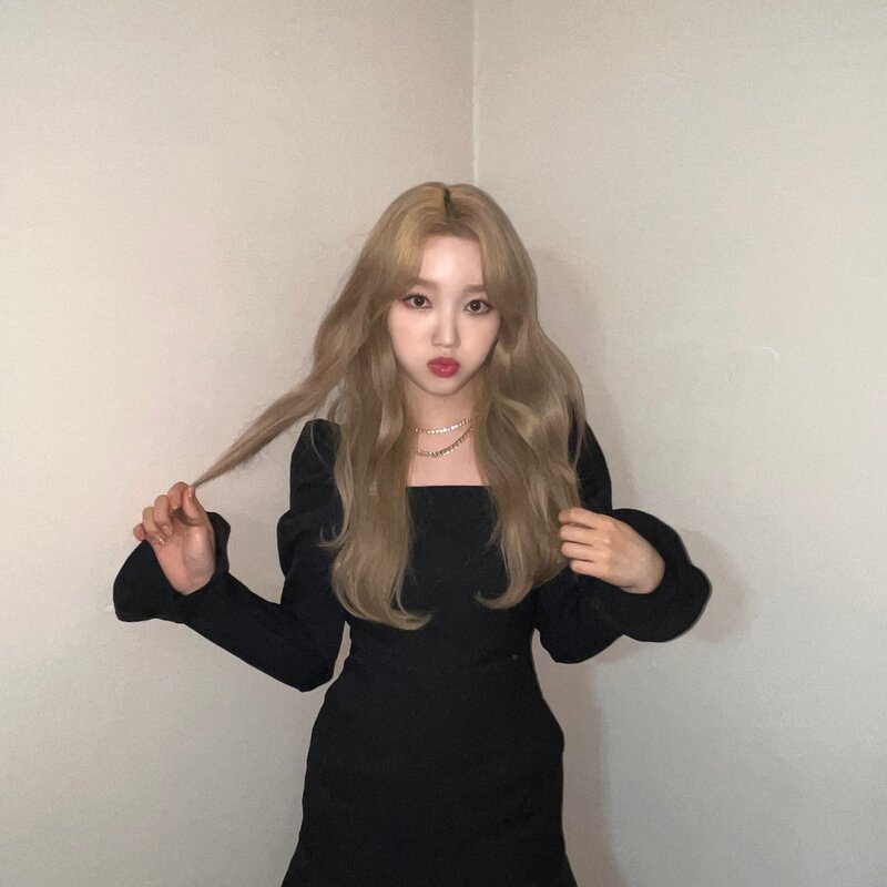 220401 LOONA Twitter Update - GoWon documents 5