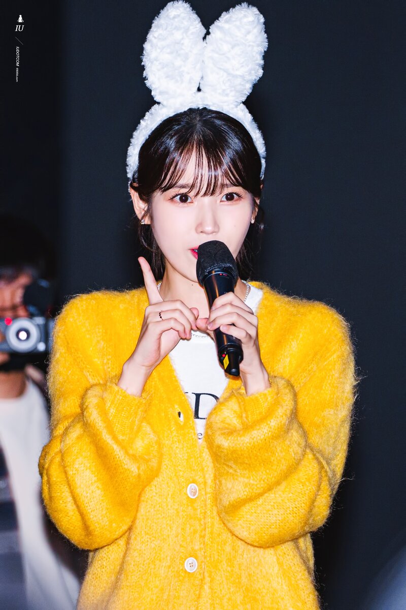 231013 IU - 'The Golden Hour' Movie Stage Greeting documents 18