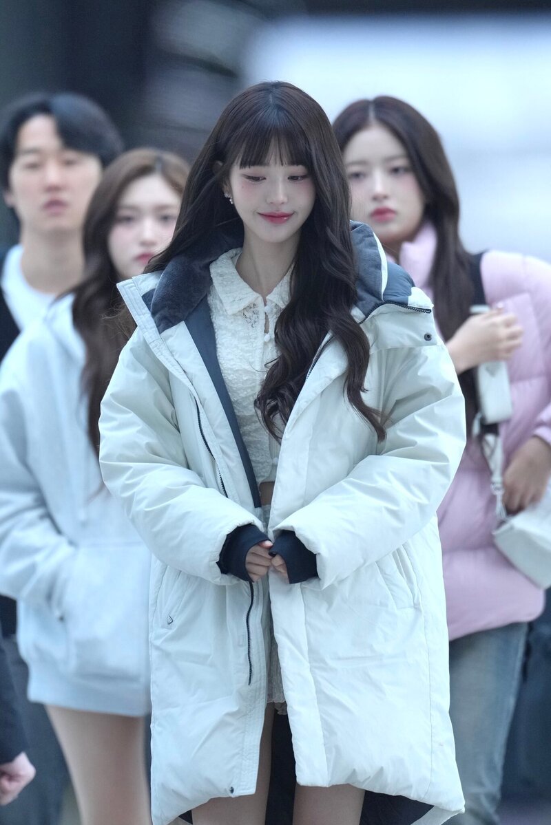 231112 IVE's WONYOUNG at Icheon International Airport (ICN) documents 1