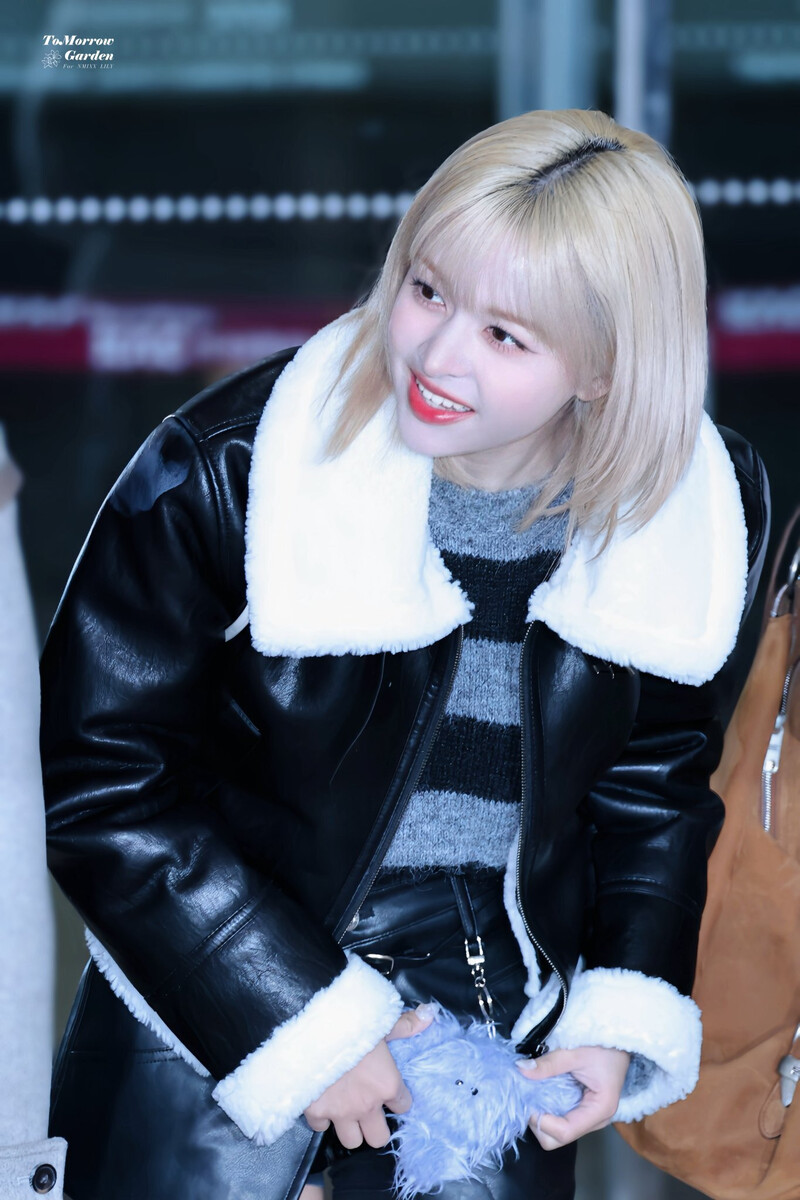 231208 NMIXX Lily at Gimpo International Airport documents 3