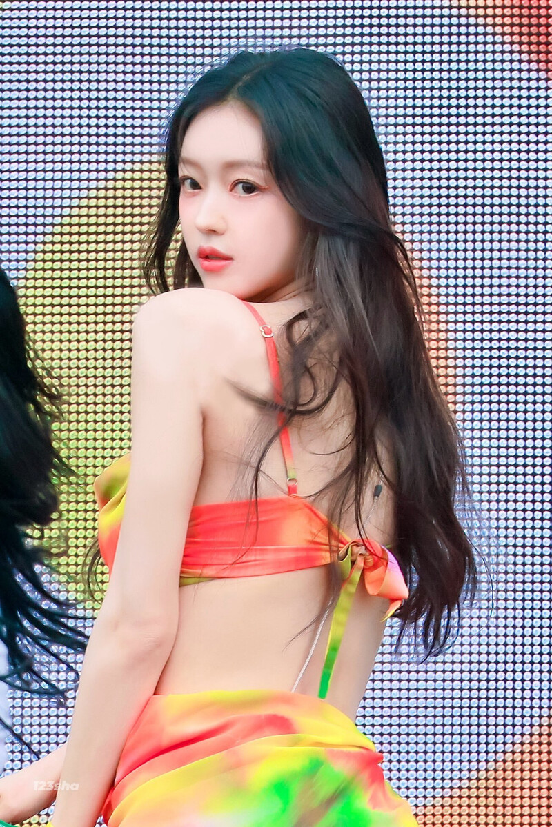 240707 OH MY GIRL YooA - Waterbomb in Seoul Day 3 documents 5