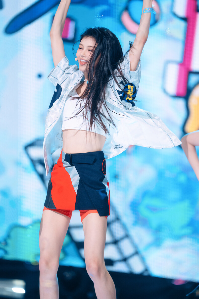 220807 NewJeans Danielle 'Attention' at Inkigayo documents 6