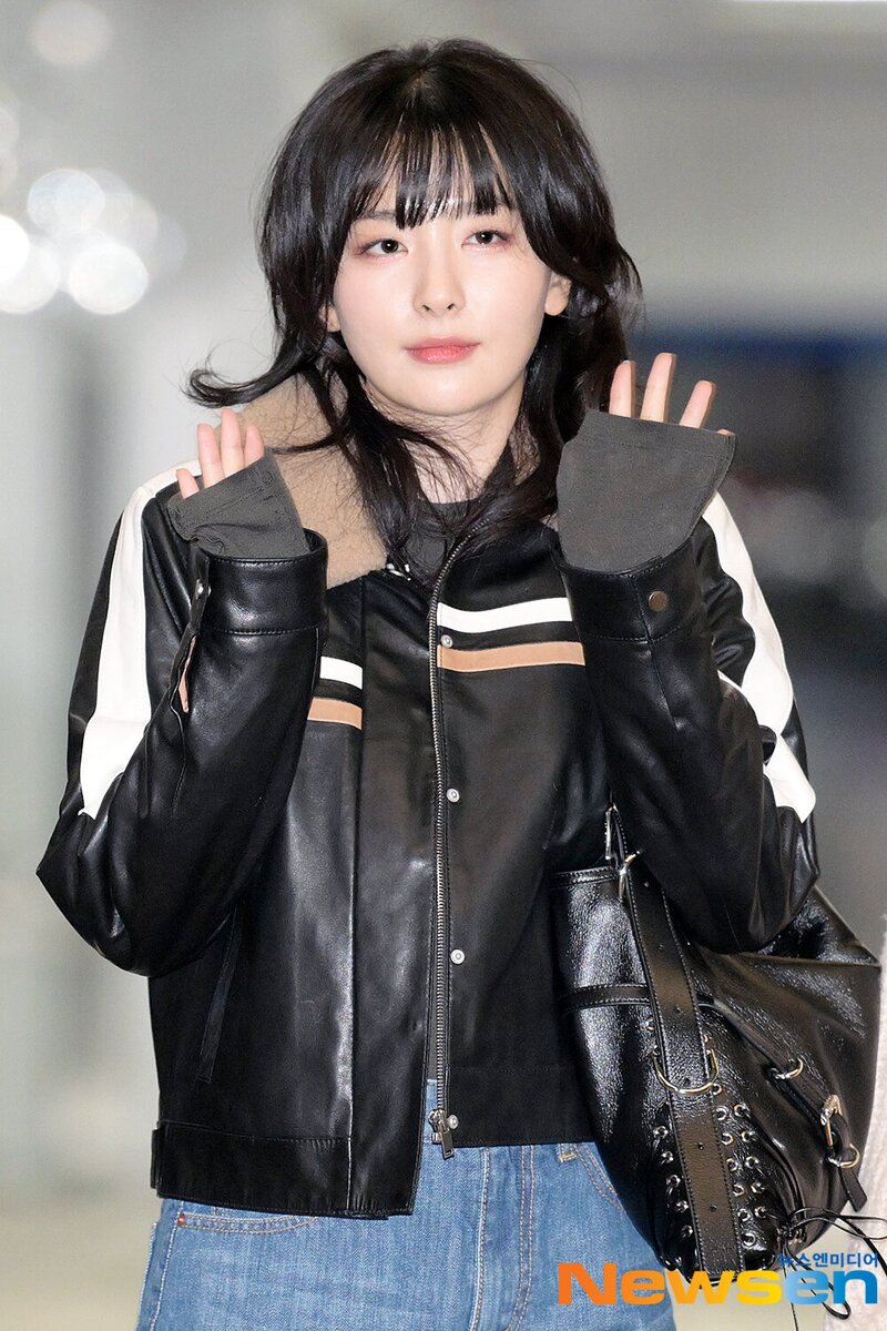 231118 Red Velvet Seulgi at Incheon International Airport documents 1