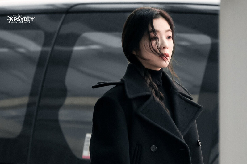 250106 Red Velvet Irene at Inceon Airport documents 12