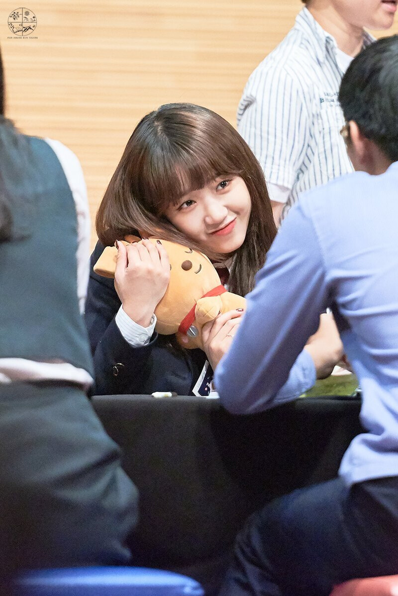 180519 Weki Meki Yoojung at 'Lucky' Gangbyeon Fansign documents 3