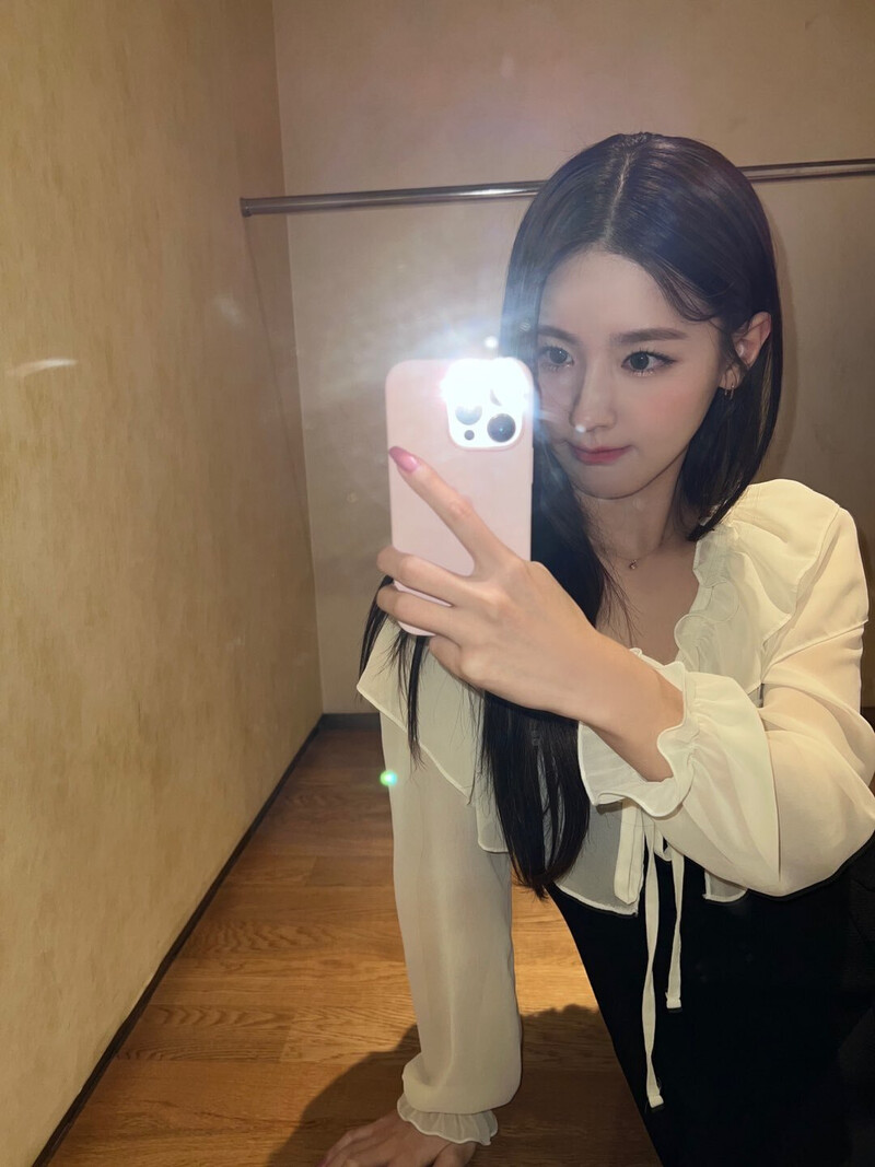 220106 (G)I-DLE Miyeon SNS Update documents 4