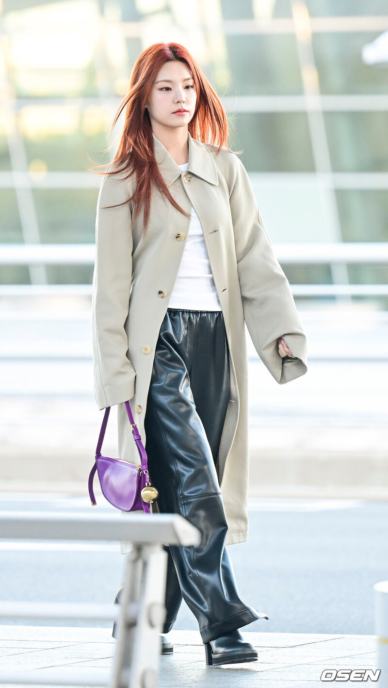 231021 ITZY Yeji at Incheon International Airport documents 2