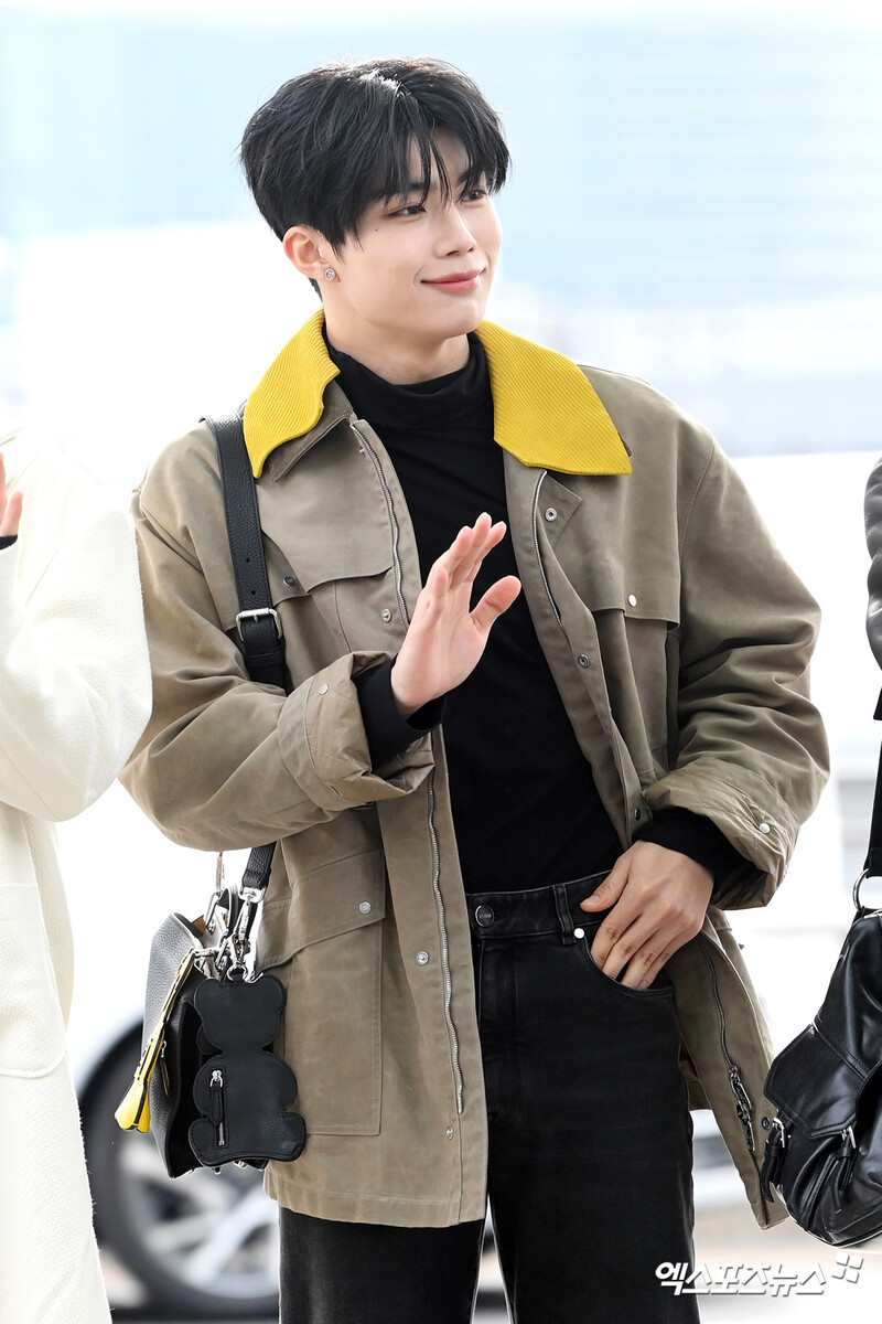 241213 Zerobaseone Park Gunwook at Incheon international airport documents 3