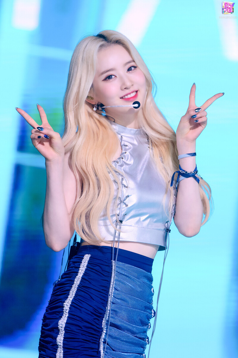 220306 STAYC Sieun - 'RUN2U' at Inkigayo documents 12