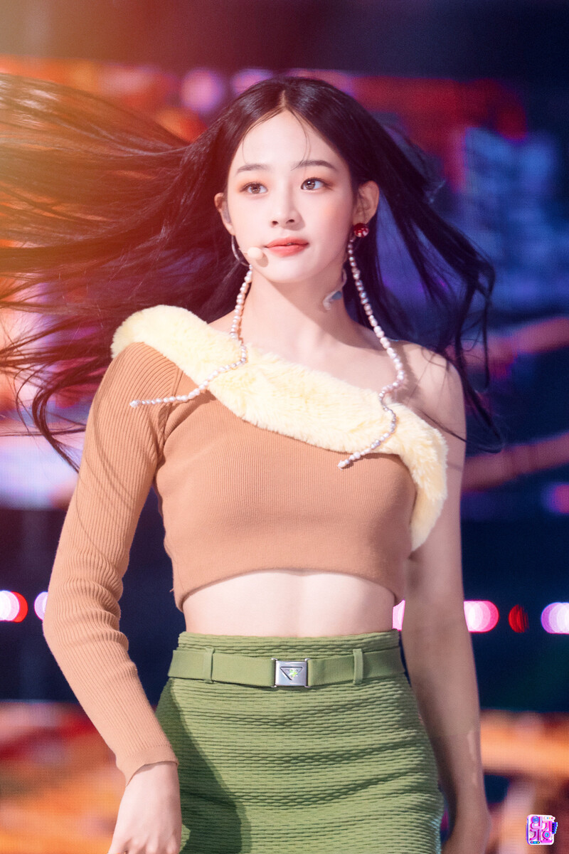 220821 NewJeans Minji - 'Attention' at Inkigayo documents 21