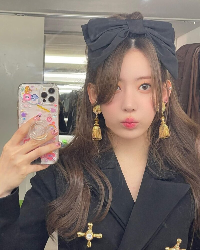 221121 LE SSERAFIM Sakura Instagram Update with Eunchae documents 5