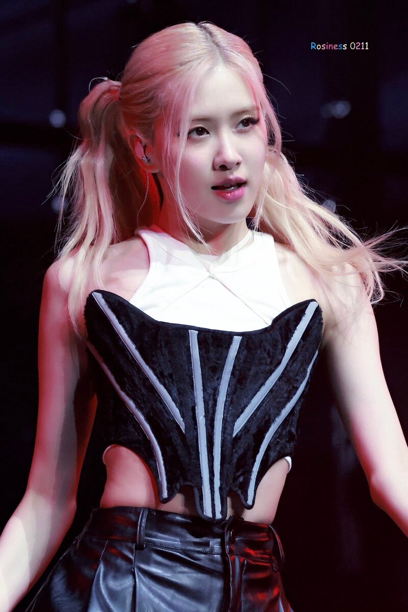 221130 BLACKPINK Rosé - 'BORN PINK' Concert in London Day 1 documents 3