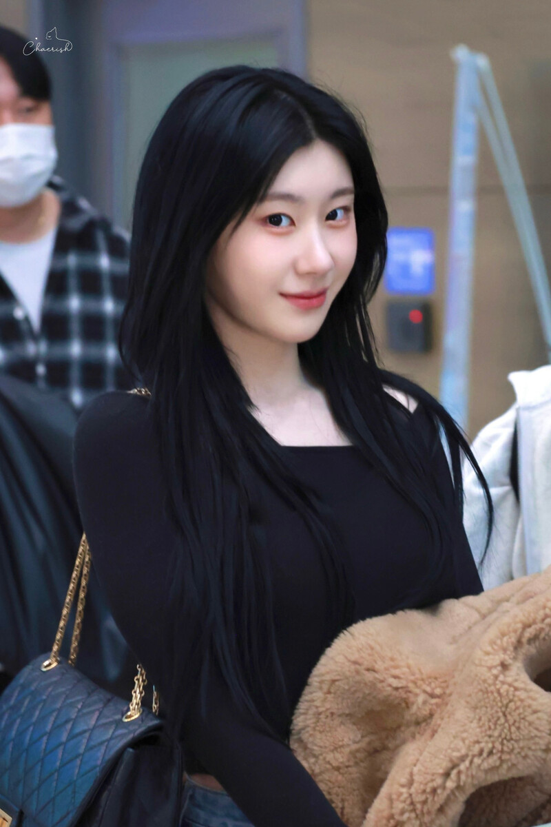 241227 ITZY Chaeryeong at Incheon International Airport documents 2