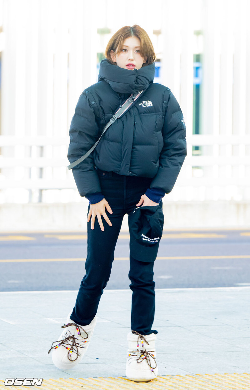 250102 Jeon Somi at Incheon Airport documents 9