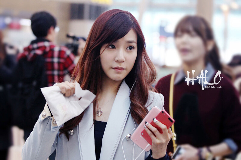 130308 Girls' Generation Tiffany at Incheon Airport documents 6