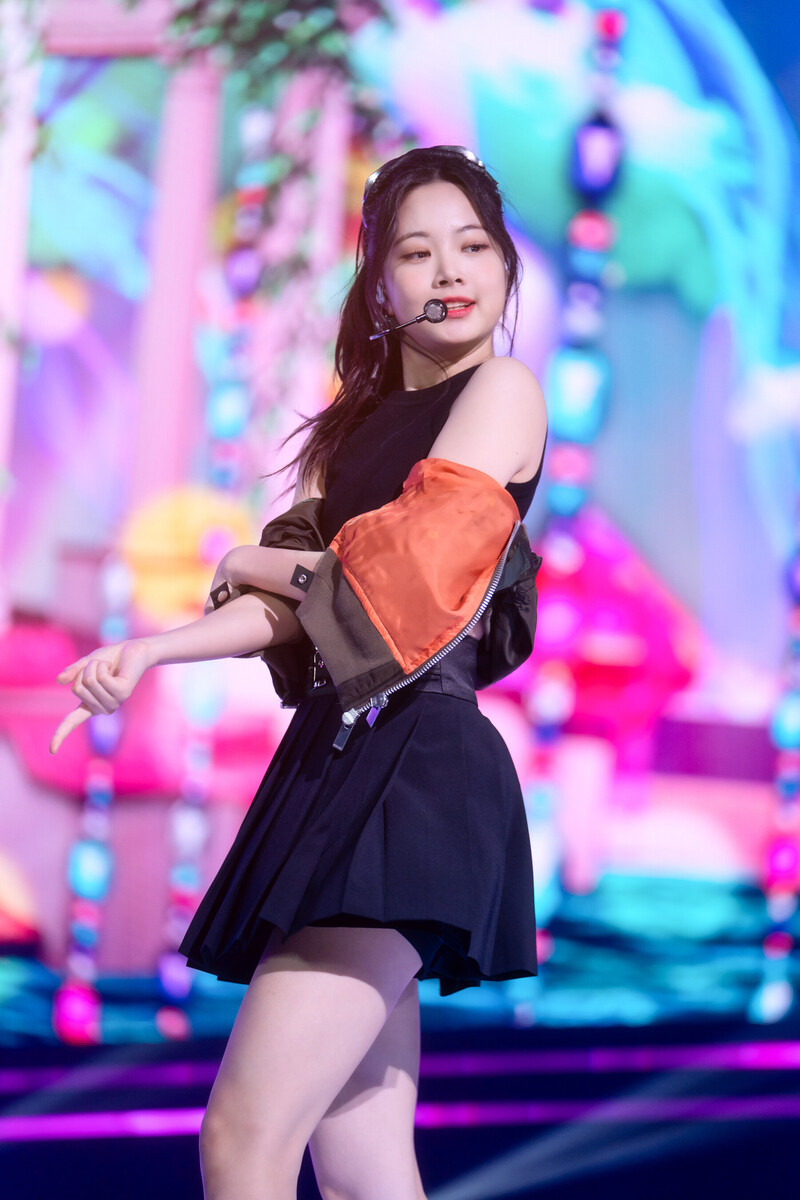 220508 LE SSERAFIM Eunchae - 'Blue Flame' at Inkigayo documents 2