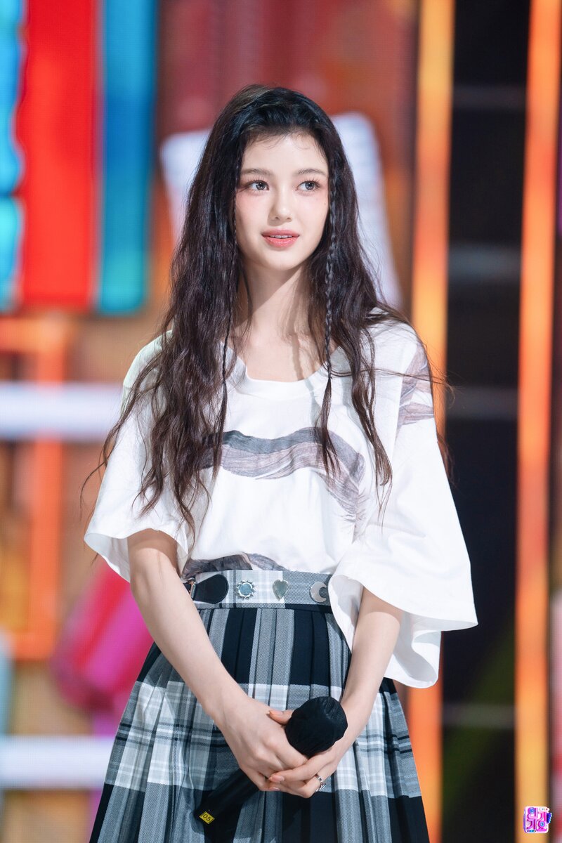 220828 NewJeans Danielle 'Hurt' at Inkigayo documents 6