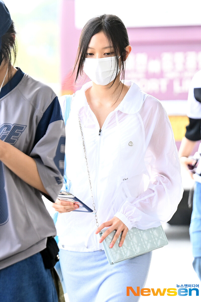 240809 New Jeans Haerin at Gimpo International Airport documents 3