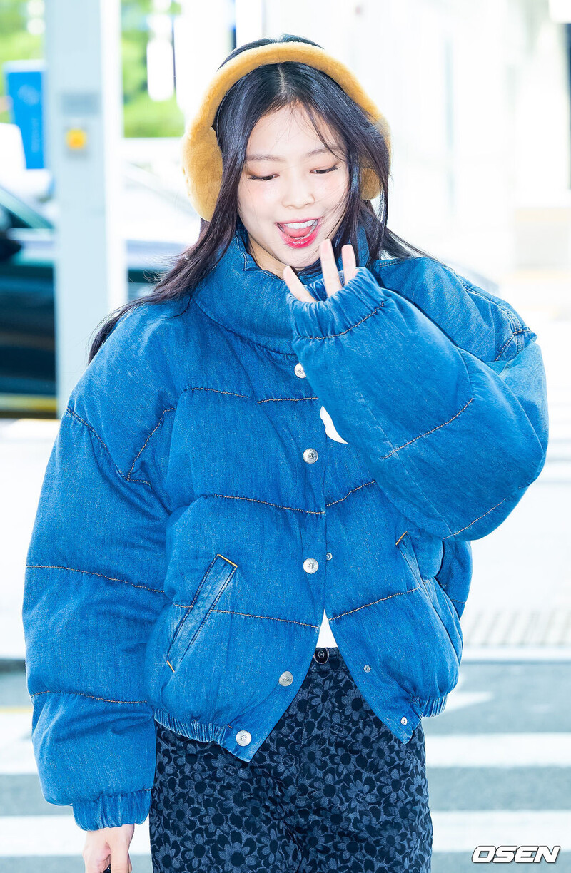 241110 JENNIE at Incheon Airport documents 19